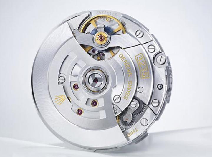 劳力士替3235机芯配置了先进科技如蓝色Parachrom游丝、改良的发条盒系统等，使其在耐用度与精准度上都更值得信赖