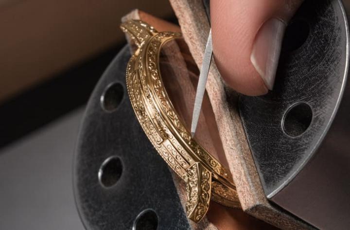 表壳以细密线雕呼应各英雄文化纹饰，刻痕深度极微却层次分明，全表耗时百余小时完成。