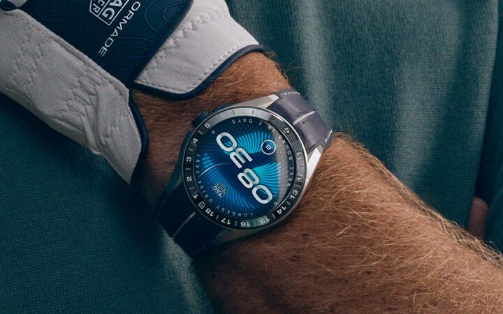 TAG Heuer Connected Calibre E5 智能腕表 45 毫米 TaylorMade 特别版配备黑色抛光陶瓷表圈，饰有白色与银色 18 洞标记。
