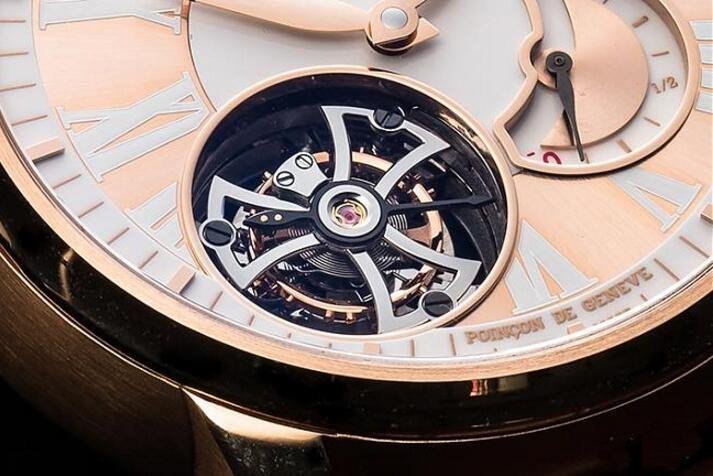 Roger Dubuis选择搭载飞行陀飞轮让整个面盘隐约带有镂空感，更有层次感