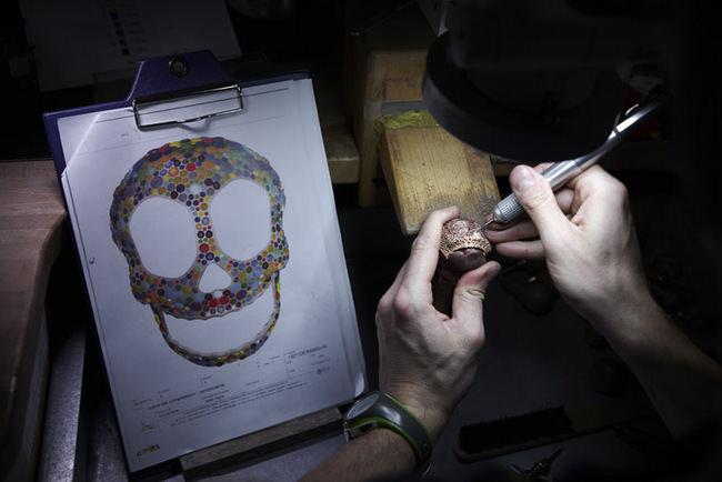 Crazy Skull骷髅头宝石表荟萃多项人手镶嵌技术（雪花镶嵌法、神秘或无爪镶嵌法），以及不同切割技术（心形、圆形明亮式及长方形宝石切割）