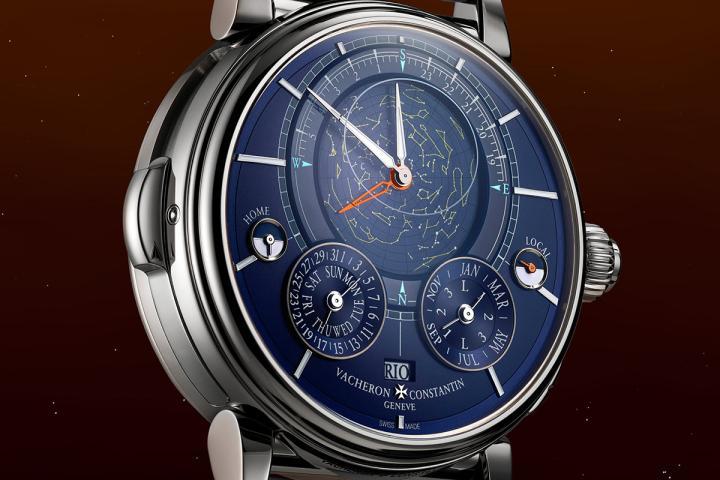 腕表的其中一面表盘以蓝色为主调，除基本时间显示和日历显示外，亦在腕间呈现出一场浪漫迷人的恒星之旅。表盘共由 22 个复杂部件构成，以简约凝练的对称布局呈现，确保各项显示资讯一目了然。