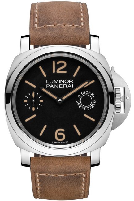 全新 Luminor Marina 8 Days腕表（PAM00590）经典黑色表盘上继续绽放简约美学