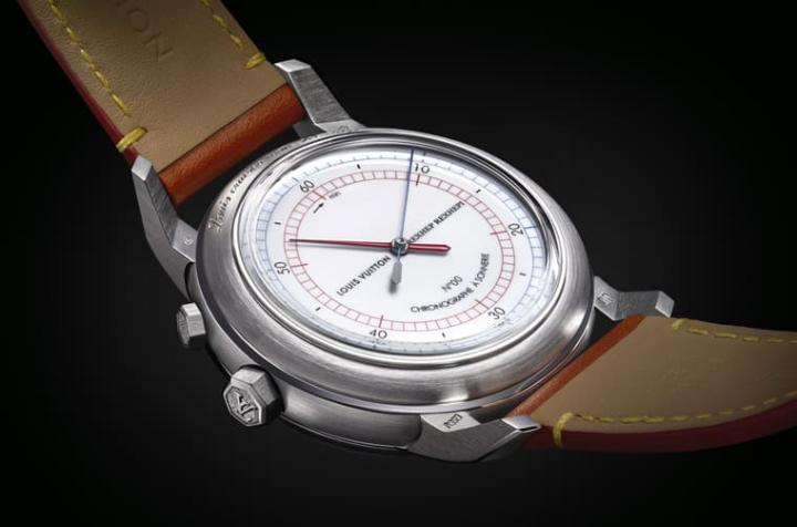 手表采用两面设计，正面前卫，背面则是传统的大明火珐瑯计时风格。