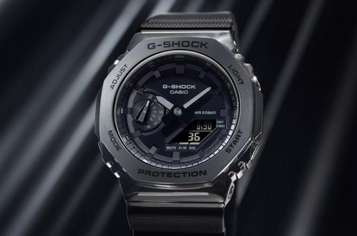 CasiOak Octo是以G-SHOCK GM-2100BB-1A为基础，原本的全黑格与改装后的缤纷面盘差别很大。Source：IFL Watches