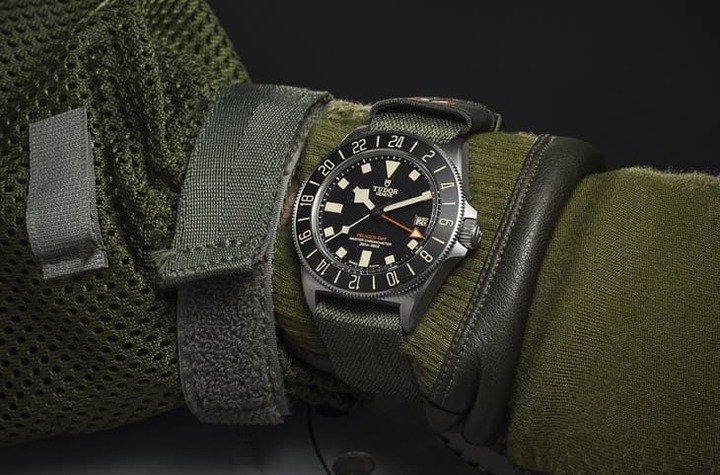 帝舵为满足军队以及专业人士需求，打造出品质令人放心的Pelagos FXD GMT，佩戴上手散发强悍坚实印象。
