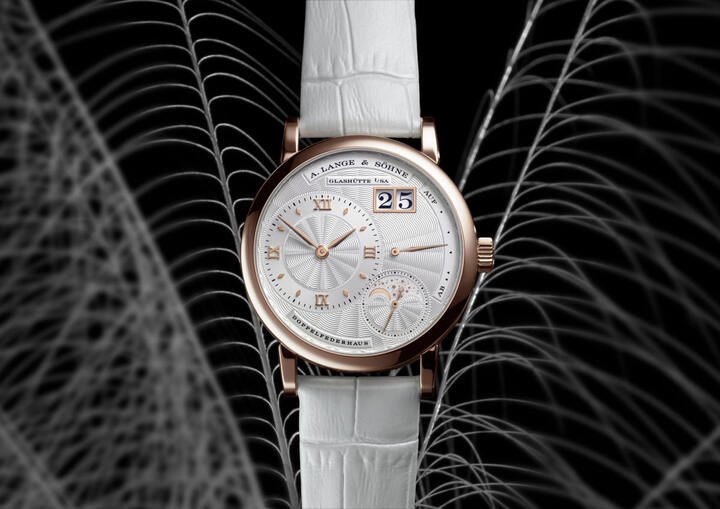 Little Lange 1 Moon Phase的18K金面盘缀以精致扭索饰纹，表圈备有不镶钻或镶钻款式