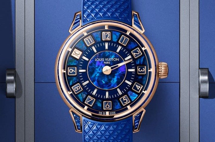 首次以玫瑰金打造 Tambour Spin Time，搭配天然澳洲蓝欧泊盘面，随角度呈现迷人虹彩变化。