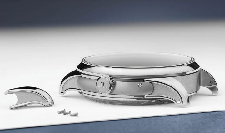 腕表外部施加喷砂处理尤为困难，积家采用传统修饰工艺，品牌珍稀工艺工坊更掌握高超技术，使经过喷砂处理的表面兼具美观与保护作用