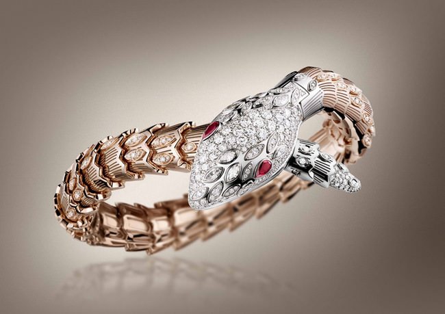 BVLGARI Serpenti 顶级珠宝腕表，18K白金表壳，镶嵌8颗马眼形切割钻石、159颗明亮型切割圆钻、2颗梨形红宝石。18K白金表盘镶有32颗明亮型切割圆钻。单圈18K玫瑰金手镯及白金尾端镶嵌124颗明亮型切割圆钻，搭载B033石英机芯。