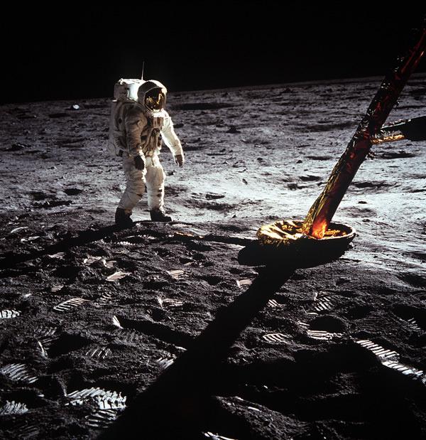 1969年7月21日 - 美国宇航员于月球漫步