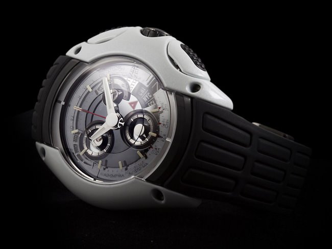 绝对的黑与白结合，CITIZEN Eco-Drive DOME BY0030-04E以碳黑色的橡胶表带结合珍珠白耐刮涂层处理表壳，展现出 CITIZEN简约不凡的风格设计