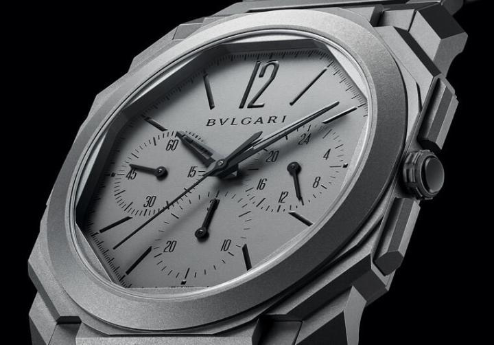 面盘三点方向的小表盘为两地时间显示，佩戴者可借由九点方向的按把进行快调