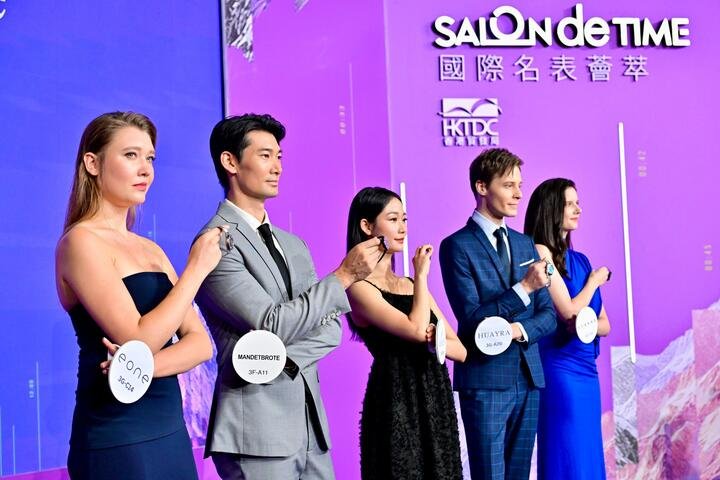 展会期间举行多场名表发布会及名表汇演，由模特儿戴并演绎华丽腕表，令人眼前一亮。