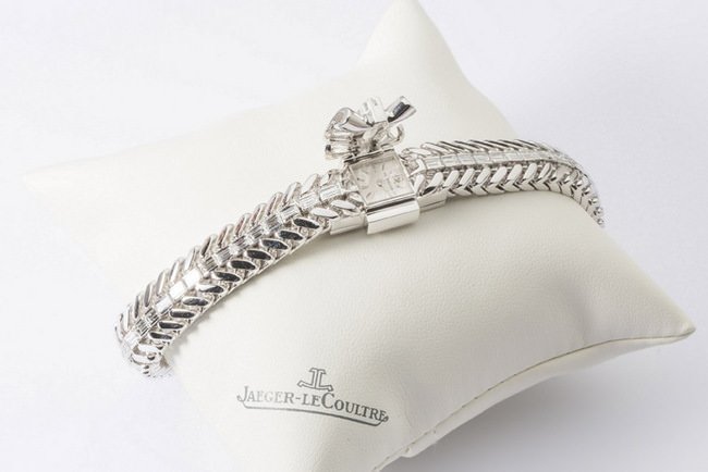  1958年JAEGER-LECOULTRE Duoplan腕表，以白金材质，优雅而华美的造型，深受女性亲睐