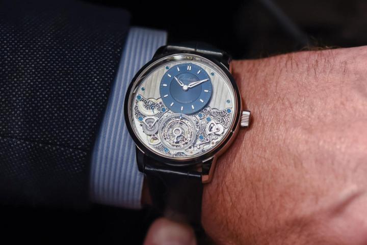 品牌首次成功将飞行陀飞轮与停秒，归零及分钟止动装置集于一体，从而实现了高精度的时间设置。这款铂金版腕表全球限量发行25只，且已正式获得天文台认证