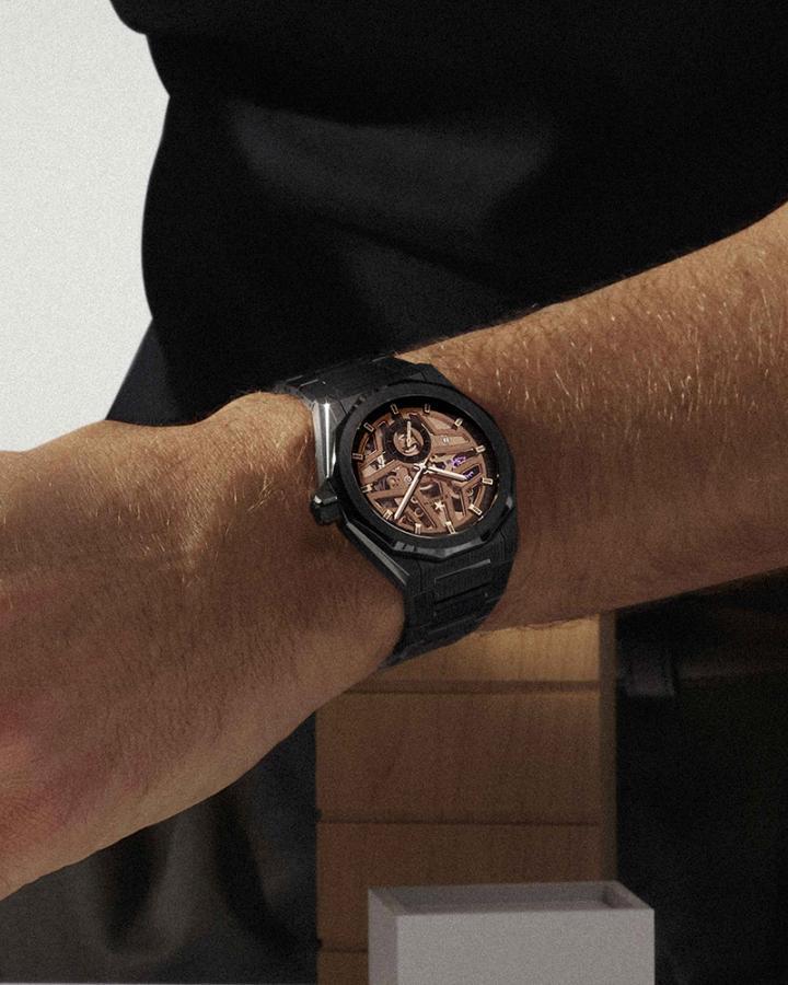 Defy 挑战系列 Skyline 天际线腕表，崭新设计同样兼顾现代佩戴的灵活多功能需求，配备一体式黑色陶瓷表炼，延伸表壳利落的几何线条，形塑无缝衔接的建筑轮廓。