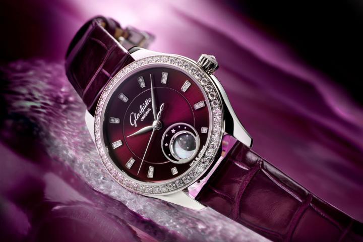 全新小夜曲月相腕表以全新 "紫色天鹅绒" 色调，绽放优雅魅力。