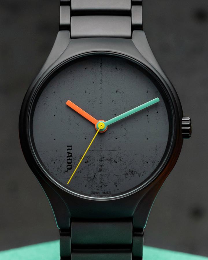 特别版象牙黑腕表，表盘取材自 1962 年落成的立法议会大楼 (Palace of Assembly)，透过精密的激光雕刻工艺，将宏伟的建筑立面转化为细腻的抽象纹理。