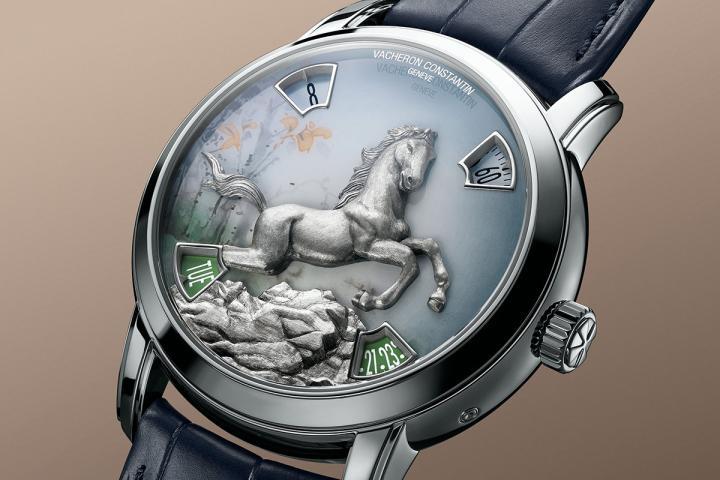 表盘以一匹凌空腾起、跃过巨石的立体骏马形象为主体，背景采用精细的珐琅彩绘装饰。立体镶贴图案以浮凸雕刻工艺营造丰富的视觉层次，更突显出骏马腾跃的动态神韵。