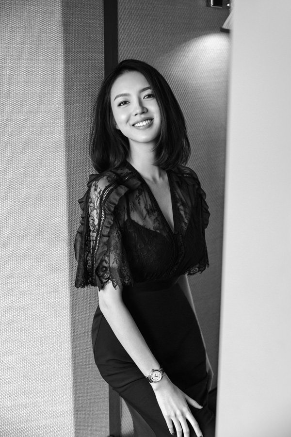 世界小姐张梓琳佩戴IWC万国表达文西月相自动腕表36