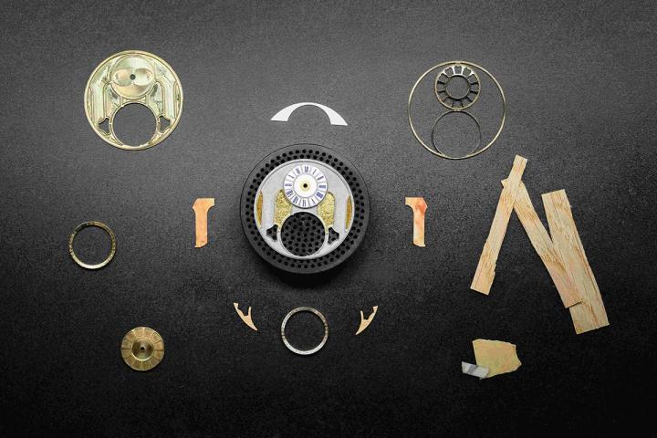 明星传承系列悬浮外置陀飞轮腕表，每个细节都呈现了凡尔赛宫的建筑美学，表盘更重现了 “紫杉树舞会” 当晚的镜厅盛况。华美的设计融合了传统珐琅工艺、微绘技术，以及大理石与橡木镶嵌细工。