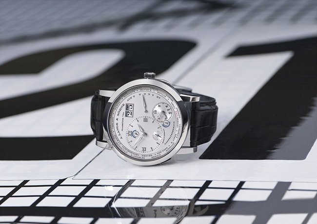  LANGE 1 TIME ZONE 「Como Edition」于弗兰克．斯特拉创作的「BMW 3.0 CSL」艺术车引擎盖上
