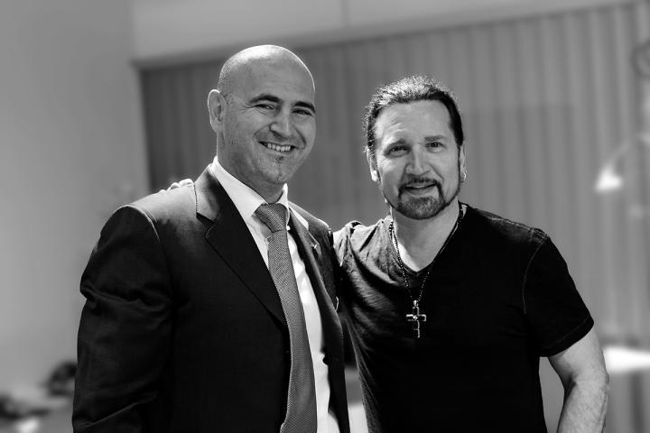 (右) Eric Singer，KISS 乐团鼓手，腕表收藏家，(左) 宝珀总裁暨执行长 Marc A. Hayek 的挚友，为 Grande Double Sonnerie 创作原创报时用曲目，与著名键盘手 Derek Sherinian 合作活用四个音，谱写 "Blancpain 旋律"。