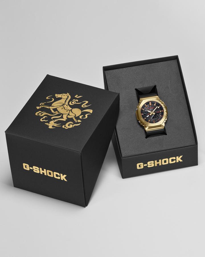 外盒包装印有金色千里马图样，为崭新一年揭开吉兆序章。