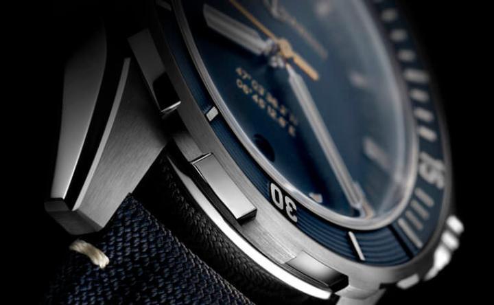 微向内凹的表圈是雅典潜水表的特色设计，同时42mm表径以现在的佩戴习惯来说更为刚好，面盘格局呈现简洁的大三针加日期显示，6点方向更添上了品牌根据地Le Locle的座标