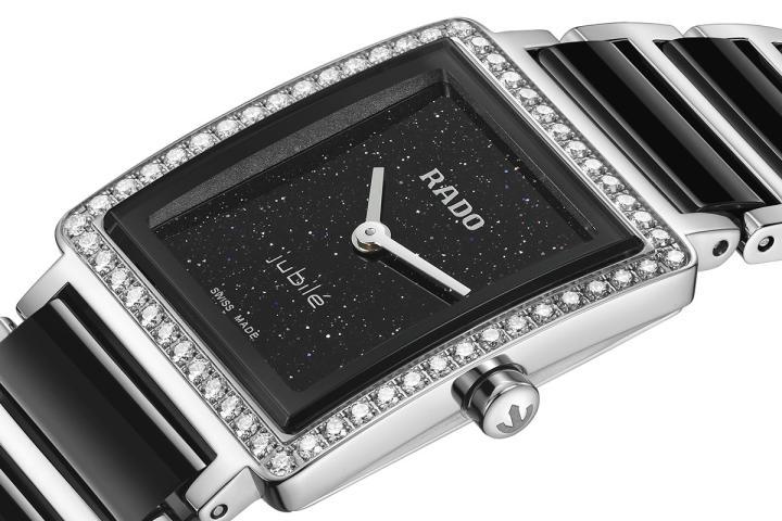 腕表以方形表壳与一体式链带勾勒出利落轮廓，并以钻石表圈为整体画面精准收边，让光芒不必张扬也足够有存在感。表盘选用黑色砂金石，星点质地被藏在深处，只有在灯下转动腕间，微光才悄悄浮现，低调却不肯消失。