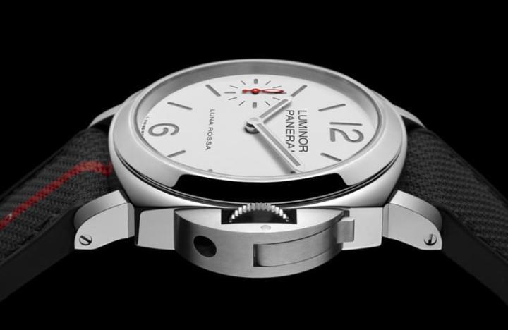 沛纳海2022年持续推出新款Luminor Luna Rossa联名表，这次手表改成手上炼基本款。