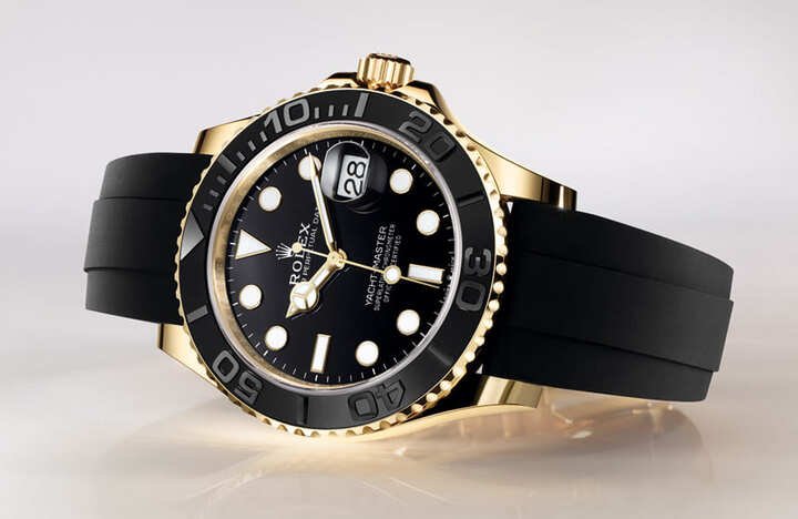 Yacht-Master 42新增黄金表壳版本，成为系列继永恒玫瑰金与白金后，第三种贵金属表壳。