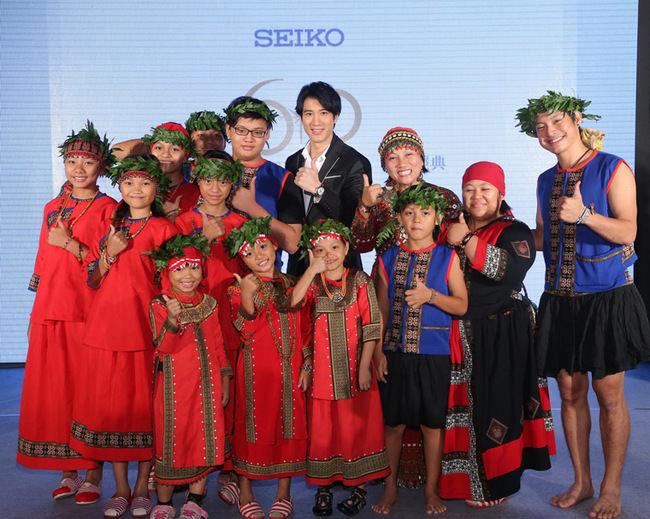  SEIKO代言人王力宏出席SEIKO在台60周年记者会，现场与原住民小朋友合唱生日快乐歌，一起庆祝难得的花甲之年，气氛温馨感人