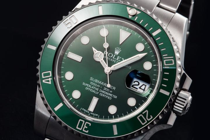 严格来说专业运动表的面盘应该要避免反光，不过这款的反光堪称温和，再加上跟指针和时标间反差够强，并不至于影响视读，反而让绿色面盘有更突出的表现