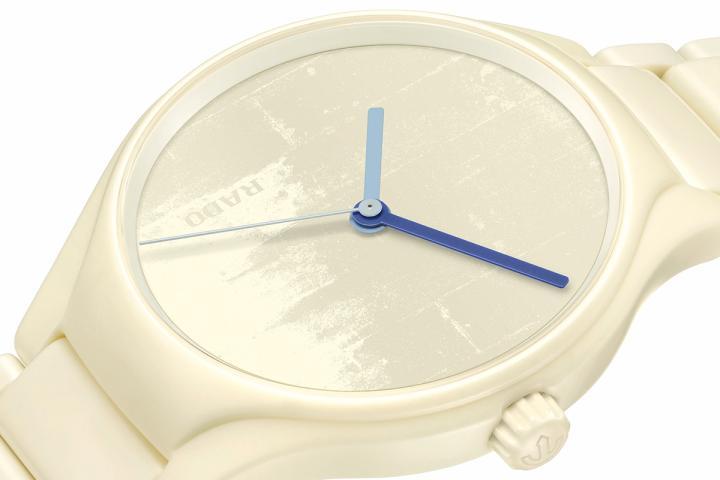 全新 True 真我系列选用象牙白 (4320B) 高科技陶瓷，重现 1952 年马赛公寓 (Unité d'Habitation) 粗犷而纯粹的混凝土质感。