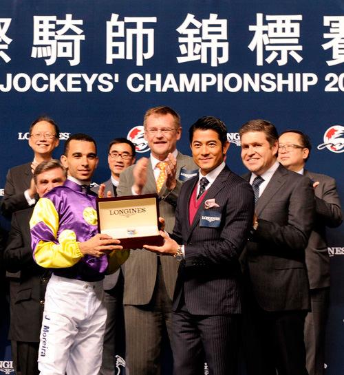 郭富城给浪琴表国际骑师锦标赛冠军Joao Moreira颁发浪琴表计时