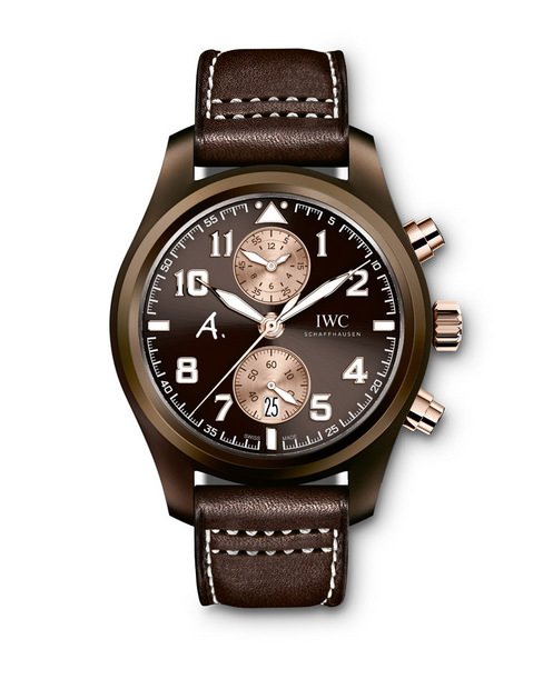 IWC飞行员计时腕表「最后的飞行」特别版以氮化硅材质的棕色陶瓷表壳搭配棕色表盘，展现独特质感