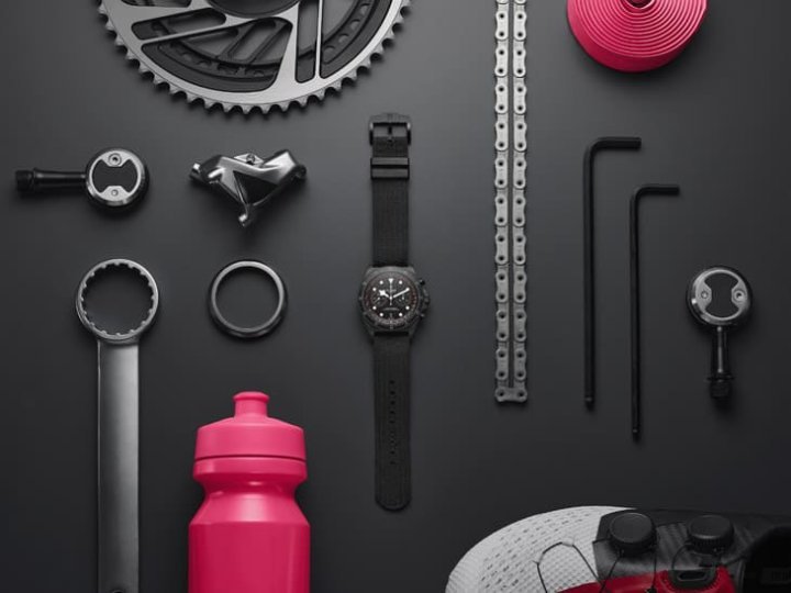 未来Pelagos FXD Chrono“自行车版”将伴随The TUDOR Pro Cycling Team车队选手征战包括2024年环义自行车赛（Giro d'Italia）等重大赛事。