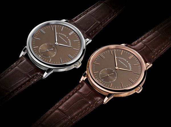 完美配搭：以18K玫瑰金和白色18K金制成的 Saxonia Autimatic，配备灰褐色实心银表盘