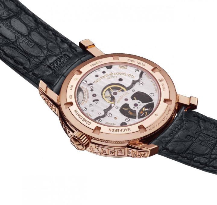 表圈、表环及表耳上或对称或单独重复出现的S型云雷纹，最早出现在新石器时代晚期，盛行于商周时期，是中国使用较为悠久、用途广泛且变化复杂的传统纹样之一