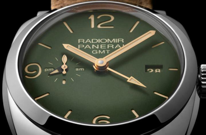 绿色面盘采用三明治结构，中层面盘涂覆米色的色Super-LumiNova®夜光物料，在黑暗情境下则会发出绿光，此外金色的指针也赋予手表额外的复古感