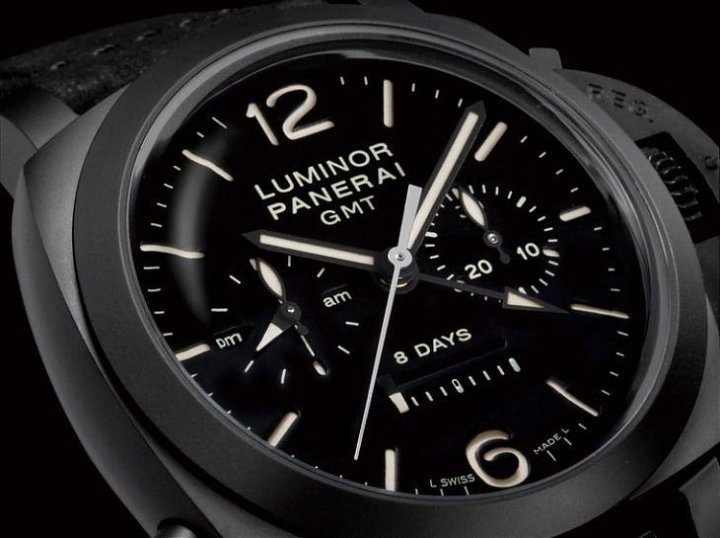 PAM00317上具有日夜显示、小秒显示与八日链、两地时间功能等，但因为沛纳海秉承着简约的设计，因此尽管时间资讯繁复，但面盘仍然优雅简约