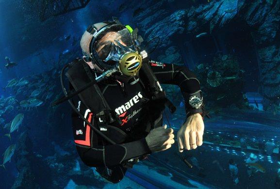 宝珀现任首席执行官Marc A. Hayek先生佩戴X噚潜水表