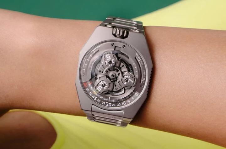 钛金属表壳佩戴在手上相对轻盈，与手表充满未来主义的风格搭配非常合拍。