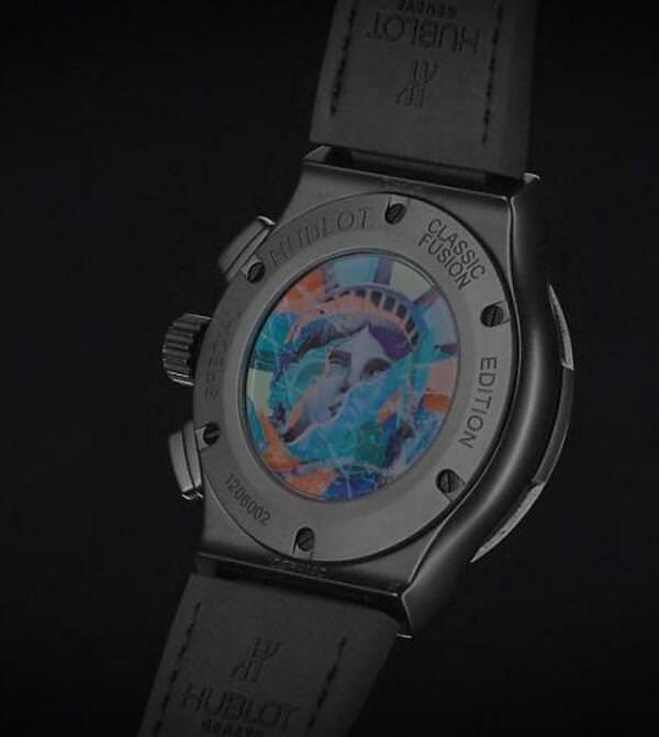 表背有著Tristan Eaton画的自由女神像