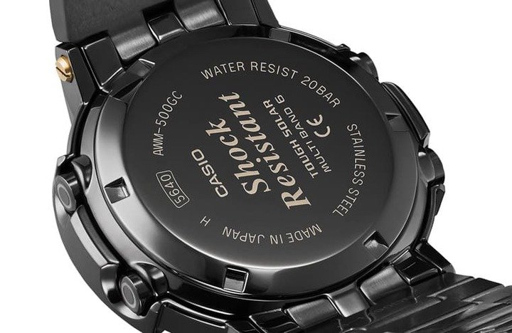 底盖同样是黑色搭配金色调，散发低调贵气感