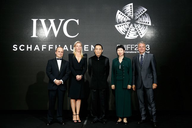 中国著名导演张艺谋被授予“IWC杰出电影人”奖 (左起)IWC万国表亚太区董事总经理Benoit De Clerck先生、IWC万国表全球市场传讯总监Karoline Huber女士、张艺谋、中国电影合作制片公司总经理张恂女士、美国电影协会亚太区总裁Mike Ellis先生