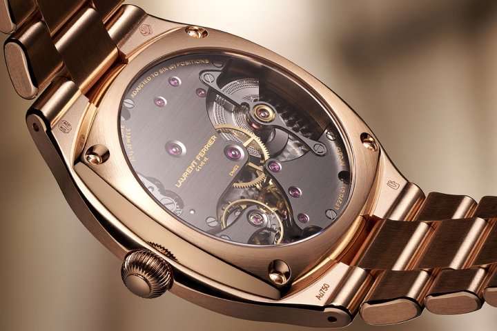 Sport Auto 79腕表搭载LF270.01自动机芯，具备微型自动盘，由LAURENT FERRIER日内瓦工坊自主设计、修饰与组装。