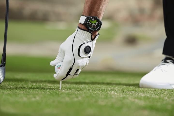 腕表外观造型简约又不失质感，黑色表壳搭配饰有绿色缝线的白色表带，非常有户外运动风格